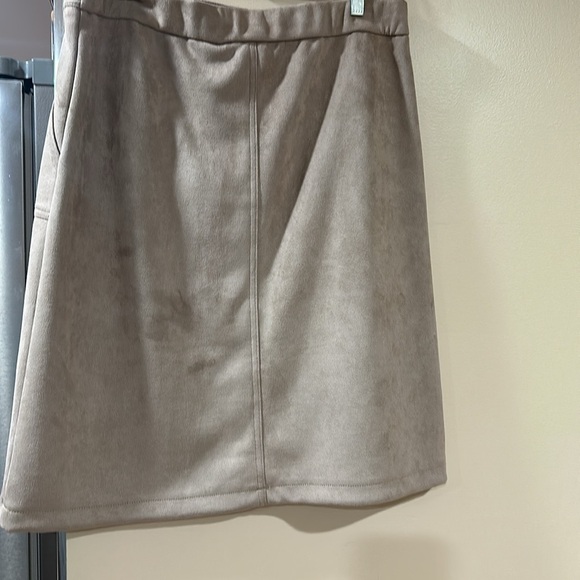 T TahariTan Button-Front Skirt - Picture 5 of 7